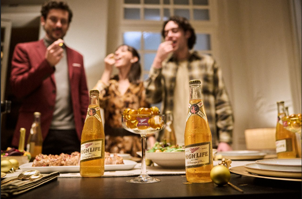 ¿Uvas? Eso es del pasado: Miller High Life inventa las «Esferas de Cerveza» para tu deseo de Año Nuevo