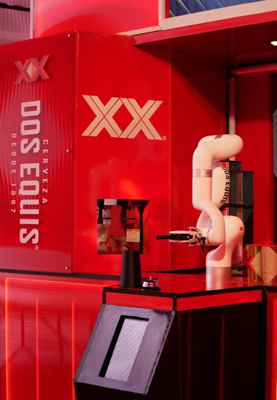 Coctelería automatizada: Dos Equis sorprende con brazos robóticos en EDC México 2026.